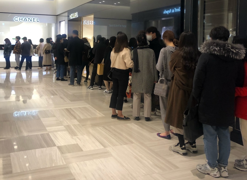 6일 오전 신세계백화점 강남점 샤넬 매장에서 번호표를 받기 위해 줄을 선 손님들/사진=오정은 기자