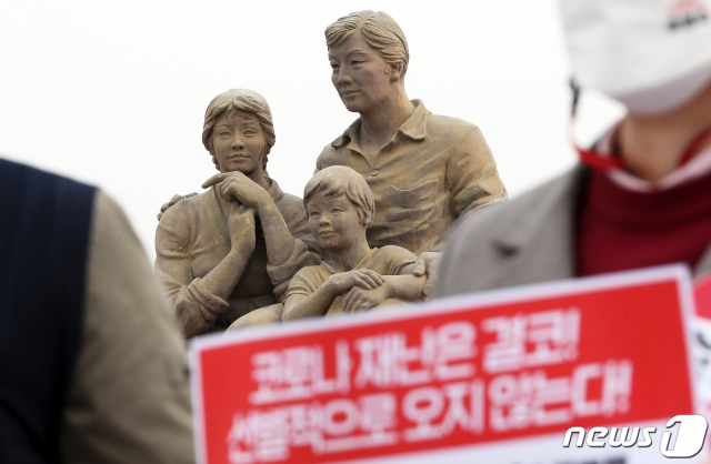 전국노점상총연합 회원들이 이달 4일 오전 서울 종로구 청와대 분수대 앞에서 열린 '코로나19 4차 재난지원금 보편적 지원 촉구' 기자회견에서 재난지원금 선별 지급을 규탄하는 피켓을 들고 있다. / 사진제공=뉴스1