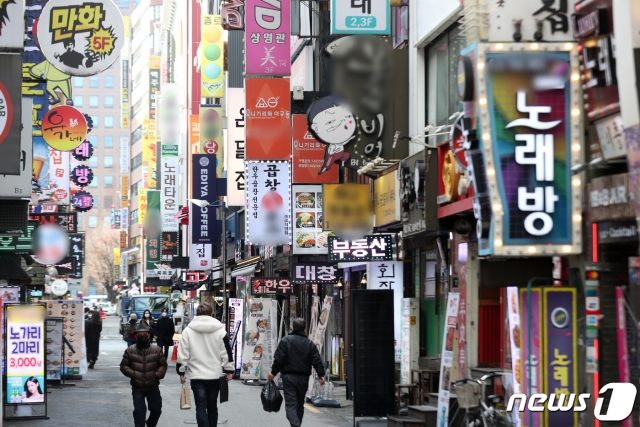 이달 2일 서울 종로구 종각 젊음의 거리가 한산하다. 19조5000억원 규모의 4차 재난지원금을 지급하기 위한 추가경정예산(추경)안이 이날 국무회의에서 의결됐다.   정부는 신종 코로나바이러스 감염증(코로나19) 장기화로 타격을 입은 계속 집합금지 업종 500만원, 금지에서 제한 전환 업종 400만원, 계속 집합제한 업종 300만원, 일반업종(매출 20% 이상 감소) 200만원, 일반업종(단순감소) 100만원을 지원한다. / 사진제공=뉴스1