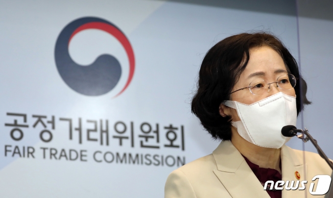 조성욱 공정거래위원회 위원장이 지난 5일 정부세종청사 공정위 기자실에서 '전자상거래 소비자 보호법' 전부개정안 입법예고 브리핑을 하고 있다. /사진=뉴스1