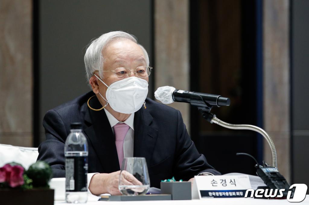 (서울=뉴스1) 이승배 기자 = 손경식 한국경영자총협회장이 24일 오전 서울 종로구 포시즌스 호텔에서 열린 '경총 노사관계발전자문위원회'에서 모두발언하고 있다.  한국경영자총협회는 이날 노사관계발전자문위원회를 통해 국제노동기구(ILO) 핵심협약 비준을 위한 정부의 노조법 개정안의 문제점과 개선방안 등을 논의하는 것으로 알려졌다. 2020.11.24/뉴스1
