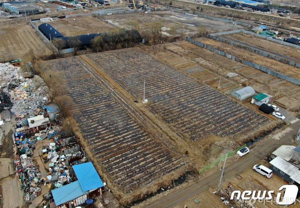 (시흥=뉴스1) 구윤성 기자 = 한국토지주택공사(LH) 일부 직원들의 투기 의혹이 제기된 지역(시흥시 과림동)의 토지거래 건수가 정부의 부동산대책 발표 전에 급증한 것으로 나타났다. 국회 국토교통위 소속 김상훈 국민의힘 의원에 따르 해당 지역의 토지거래는 지난해 8·4 대책과 지난달 2·4 대책 직전에 집중된 것으로 확인됐다. LH 의혹 외에 사전에 공공개발 계획을 인지했거나, 투자정보를 공유한 사례가 더 많이 드러날 수 있다는 지적이다.  한편 정부는 이날 오후 합동조사단을 출범하고 3기 신도시 관련 부처와 공공기관, 해당 지자체 관계자와 가족 등을 대상으로 땅투기 의혹을 조사할 계획이다. 사진은 이날 오후 LH 직원들이 사들인 경기도 시흥시 과림동 소재 농지의 모습. 2021.3.4/뉴스1