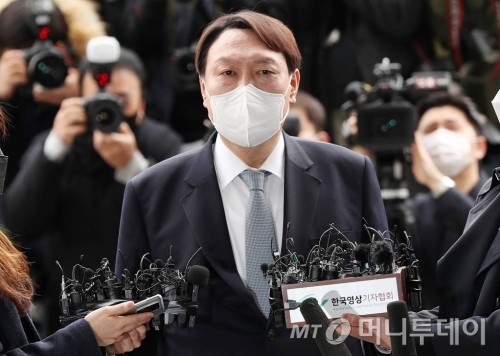 (수원=뉴스1) 경기사진공동취재단 = 이재명 경기도지사가 25일 경기도 수원시 영통구 수원컨벤션센터에서 열린 경기도 기본주택 컨퍼런스 개막식에 참석해 자리로 향하고 있다. 2021.2.25/뉴스1
