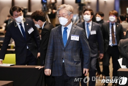(워싱턴 AFP=뉴스1) 우동명 기자 = 조 바이든 미국 대통령이 6일(현지시간) 워싱턴 백악관에서 1조9000억 달러 규모의 코로나19 경기부양안의 상원 통과를 환영하는 연설을 하고 있다. ⓒ AFP=뉴스1