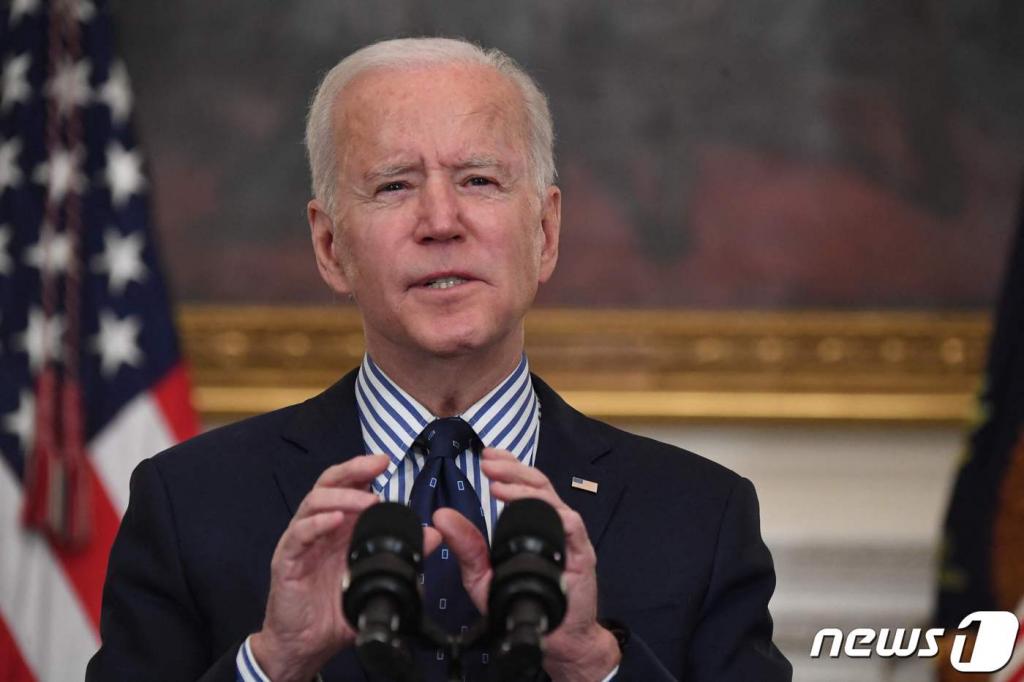 (워싱턴 AFP=뉴스1) 우동명 기자 = 조 바이든 미국 대통령이 6일(현지시간) 워싱턴 백악관에서 1조9000억 달러 규모의 코로나19 경기부양안의 상원 통과를 환영하는 연설을 하고 있다.   ⓒ AFP=뉴스1