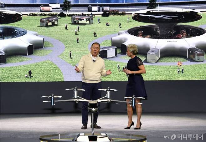 정의선 현대자동차그룹 회장(당시 수석부회장)이 세계 최대 IT·가전전시회 'CES 2020' 개막 하루 전인 6일(현지시간) '현대차 프레스 컨퍼런스'가 열린 미국 라스베이거스 만달레이베이호텔에서 인간 중심의 역동적 미래도시 구현을 위한 혁신적 미래 모빌리티 비전을 공개하고 있다./사진제공=현대차