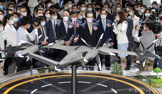 정세균 국무총리, 성윤모 산업통상자원부 장관, 정의선 현대차 수석부회장 등 참석자들이 1일 경기 고양시 킨텍스에서 열린 2020 수소모빌리티+쇼에서 현대차의 도심항공모빌리티(UAM) S-A1을 살펴보고 있다. / 사진=이기범 기자 leekb@