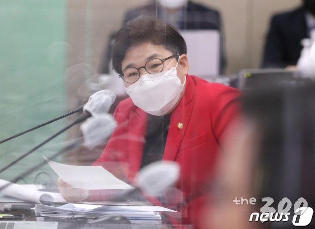 (세종=뉴스1) 장수영 기자 = 임이자 국민의힘 의원이 23일 정부세종청사에서 열린 국회 환경노동위원회의 환경부, 기상청에 대한 국정감사에서 환경부 공무원 성추행 관련 질의를 하고 있다. 2020.10.23/뉴스1