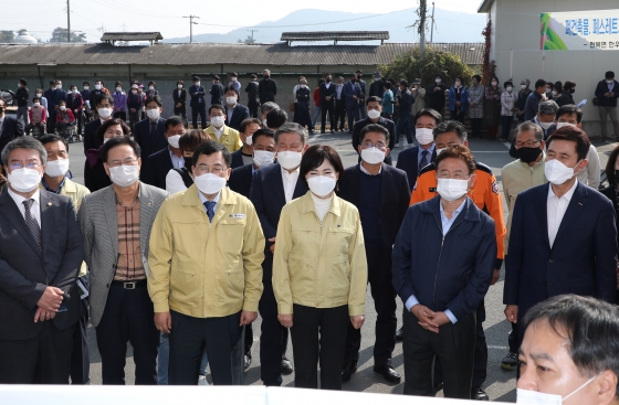 전현희 국민권익위원회 위원장(오른쪽 3번째)이 지난해 10월 28일 경북 경주시 천북면 희망농원을 방문, 관계자로부터 희망농원 현황 및 국비지원 건의사항에 관해 브리핑을 듣고 있다./사진제공=국민권익위원회