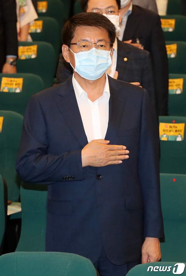 지난해 5월7일 오후 서울 여의도 국회 앞에서 열린 전국농민대회에서 농민들이 농산물 가격 보장 제도 마련을 촉구하고 있다.  이들은 올해 마늘과 양파 농가는 신종 코로나바이러스 감염증(코로나19) 사태와 이상기후로 인한 냉해 피해 등으로 농가들이 피해를 입었다며 정부의 대책 마련을 촉구했다. / 사진제공=뉴스1