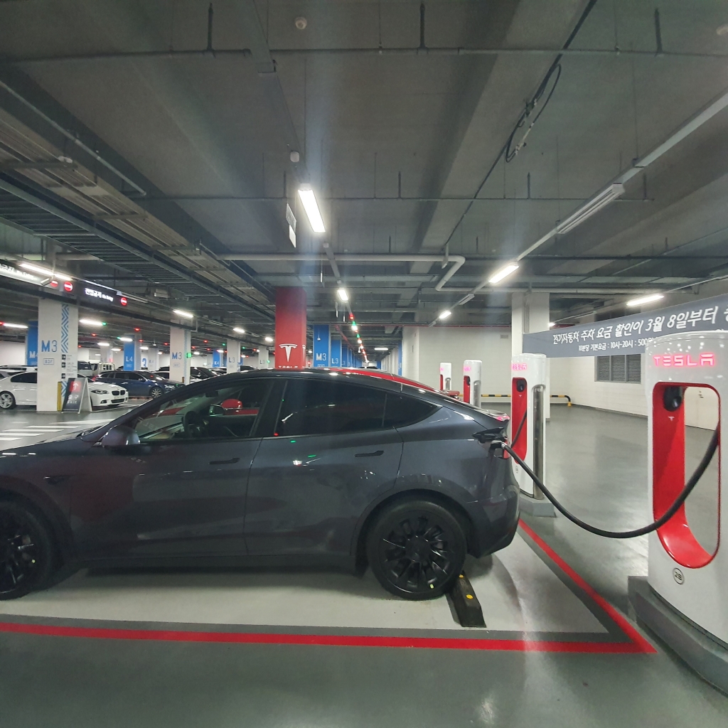 지난 8일 오후 3시쯤 서울 송파구 롯데월드타워 주차장에서 모델Y가 충전하고 있다./사진=이강준 기자