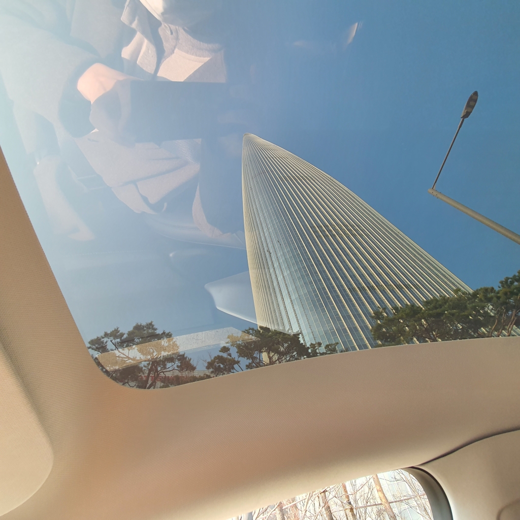 모델Y 천장 면적의 80%는 유리로 이뤄져 있어 개방감이 크다./사진=이강준 기자