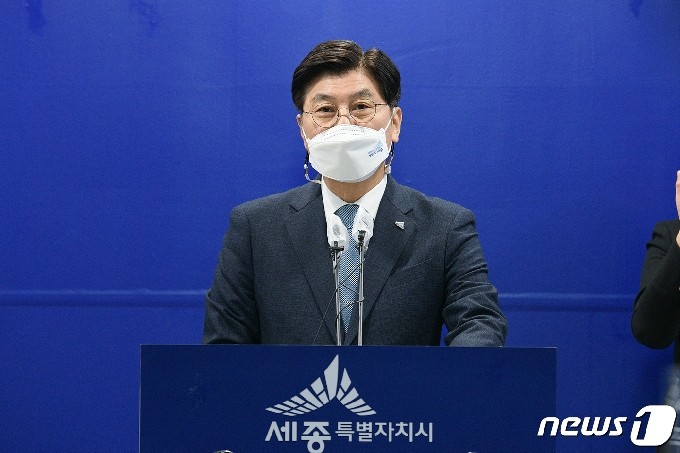 이춘희 세종시장이 11일 공직자 부동산 투기에 대한 엄단 의지를 밝힌 뒤 자체 투기 조사팀 운영에 대해 설명하고 있다. (세종시 제공) /2021.3.12/© 뉴스1