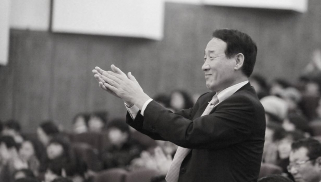 고 이운형 세아그룹 회장이 지난 2011년 세아베스틸 신년음악회에서 박수를 치고 있다./사진=세아그룹