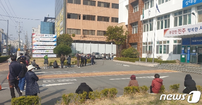 진주 상대동행정복지센터 임시 선별진료소에 검사를 받기 위해 이른 아침부터 대기 중인 시민들. © 뉴스1
