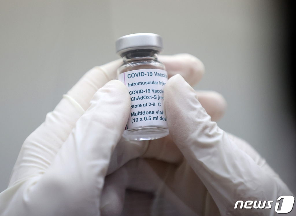 (서울=뉴스1) 구윤성 기자 = 15일 오후 서울 성동구청 대강당에 마련된 신종 코로나바이러스 감염증(코로나19) 예방접종센터에서 의료진이 아스트라제네카 백신 병을 들어보이고 있다. 2021.3.15/뉴스1  