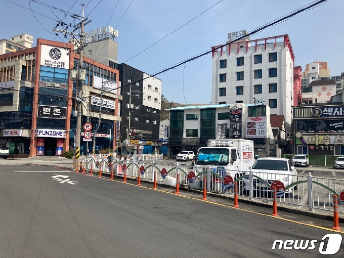 거제 옥포동 소재 유흥업소 밀집 지역 상권은 코로나19 확진자가 업소 종사자로 알려지면서  숨죽인듯 한산하다. © 뉴스1 김다솜 기자