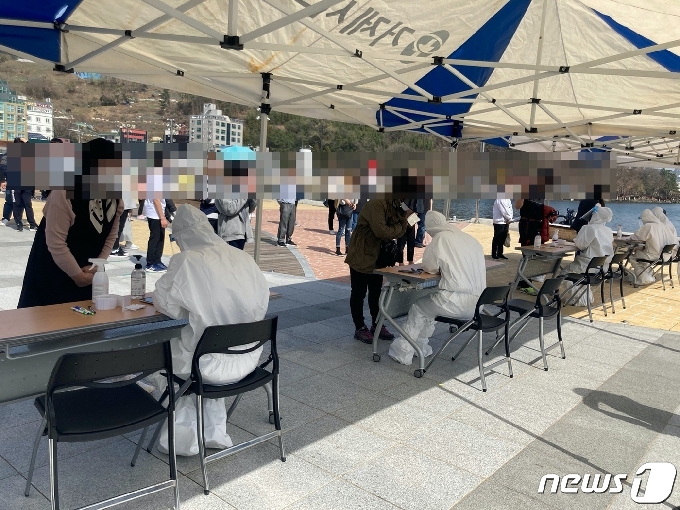 거제시는 16일 오후 2시 옥포수변공원에 선별진료소를 차렸다. 최대한 빨리, 많이 코로나 진단 검사를 받게 해 지역 사회로의 n차 감염을 막겠다는 취지다. © 뉴스1 김다솜 기자