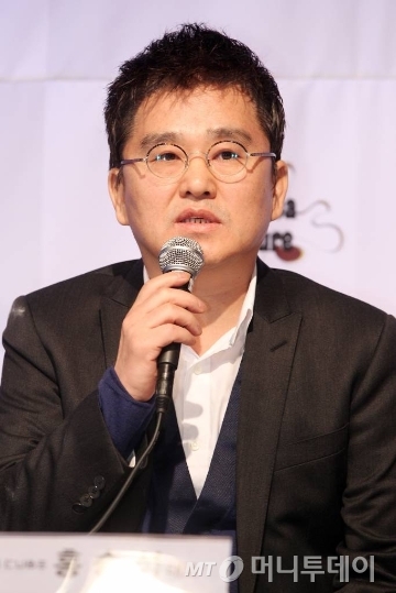 큐브엔터테인먼트의 홍승성 대표가 2일 오후 서울 영등포 타임스퀘어 5층 엠넷펍에서 열린 CJ E&M 글로벌 콘서트 브랜드 M-Live 'K-POP 합동 출정식'에 참석해 질의응답 시간을 갖고 있다. 이날 행사에는 'M-Live' 첫 프로젝트로 CJ E&M을 비롯 국내 최고의 실력파 엔터테인먼트 기획사인 6개사가 모여, 공동으로 글로벌 진출을 알렸다. /사진=인턴기자