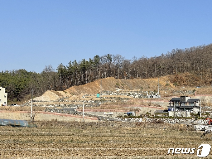 충북 충주시 대소원면 완오리 바이오헬스 국가산단 예정지에 집을 짓기 위해 터를 닦아놓은 모습.2021.3.17/© 뉴스1