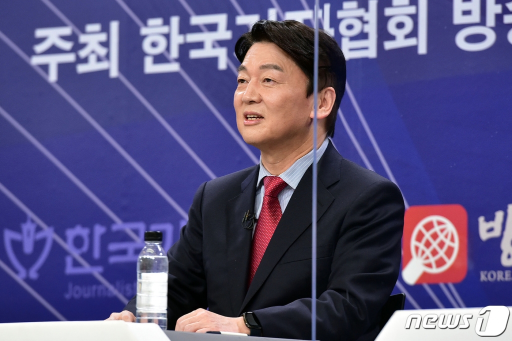 안철수 국민의당 서울시장 후보가 17일 서울 양천구 한국방송회관에서 열린 후보자 초청 토론회에서 발언하고 있다. /뉴스1  