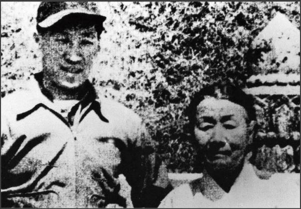 복흥상회 주인 아주머니와 함께(1934년). 아산은 19세에 쌀소매상인 복흥상회에 취업해 장사하는 방법을 배우며 사업가의 꿈을 키웠다. /사진제공=아산정주영닷컴