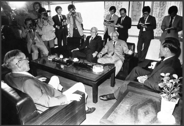 1982년 전국경제인연합회 회장을 맡을 당시 아산 정주영 회장. 뒷모습의 이병철 삼성 창업주도 보인다./사진제공=아산정주영닷컴