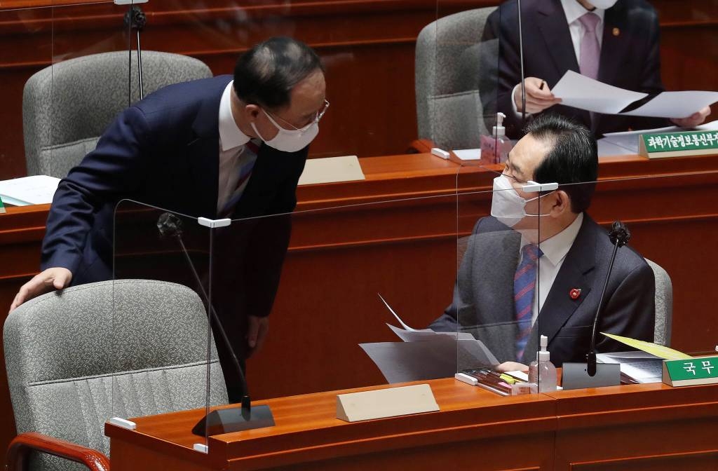 정세균 국무총리와 홍남기 경제부총리 겸 기획재정부 장관이 18일 서울 여의도 국회에서 열린 예결위 전체회의에 출석해 대화를 나누고 있다. / 사진제공=뉴시스