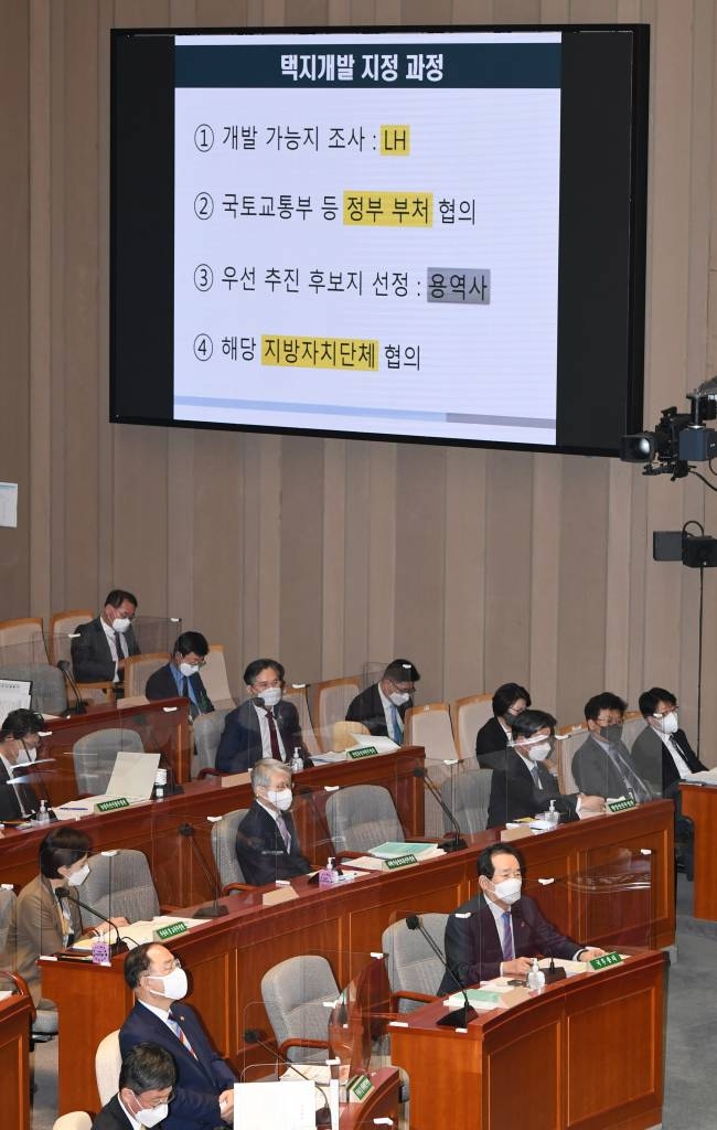 정세균 국무총리가 18일 서울 여의도 국회에서 열린 예결위 전체회의에 출석해 의원들의 질의에 답변하고 있다. / 사진제공=뉴시스