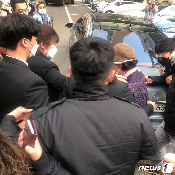 윤석열 전 검찰총장의 장모 최모씨가 18일 의정부지법으로 들어서는 모습 © 뉴스1