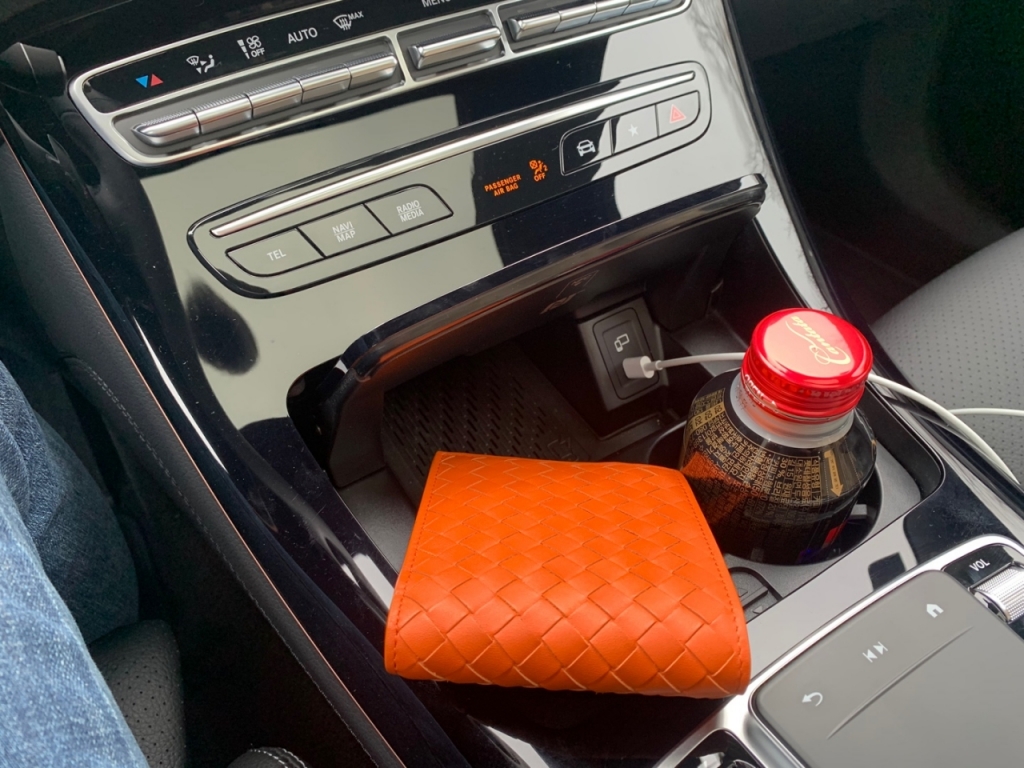 벤츠 EQC400 내부 모습. 피아노 외판에 쓰이는 '하이그로시' 재질이 사용됐다. 최신 스마트폰 단자인 USB 타입C도 지원한다./사진=이강준 기자