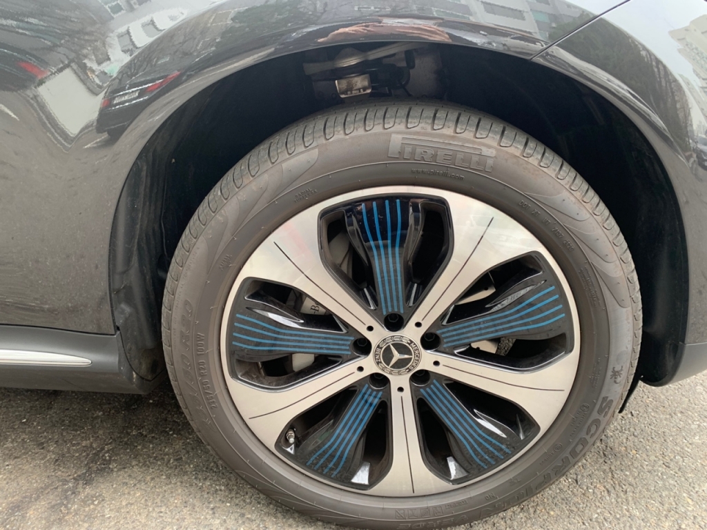 벤츠 전기차 브랜드 EQ의 상징색인 '파랑색'이 휠에도 사용됐다./사진=이강준 기자