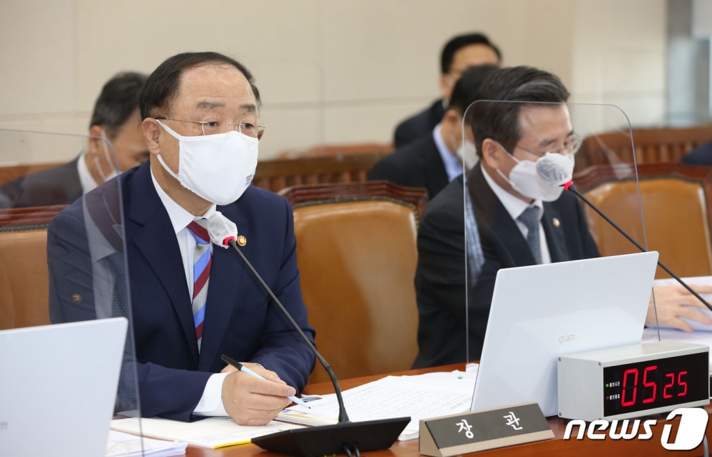 홍남기 부총리 겸 기획재정부 장관이 18일 오전 서울 여의도 국회에서 열린 기획재정위원회 전체회의에서 질의에 답변하고 있다. 이날 홍 부총리는 한국토지주택공사(LH) 투기의혹에 대해 "사회적으로 큰 물의를 일으키면 경영평가에서 더 불이익을 받도록 제도를 개선하겠다"고 밝혔다. /사진=뉴스1
