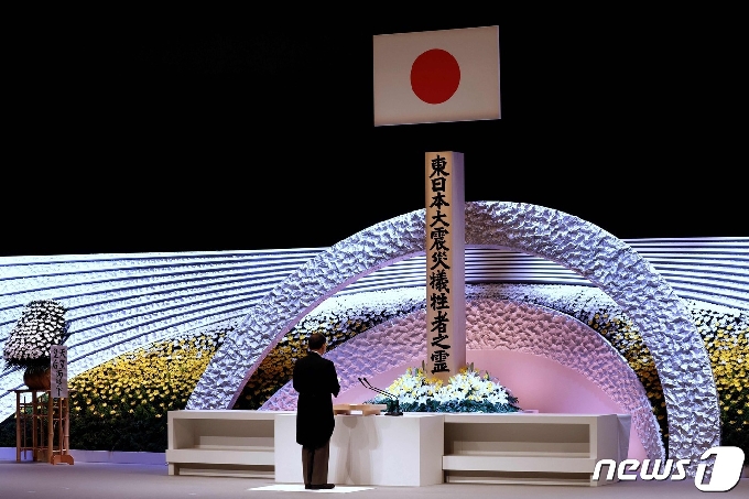 스가 요시히데 일본 총리가 11일 (현지시간) 동일본 대지진 10주기를 맞아 도쿄 국립극장에서 열린 추도식서 추도연설을 하고 있다. © AFP=뉴스1 © News1 우동명 기자