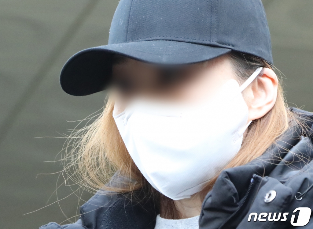 구미 사망 3세 아이의 친모 A씨(49)가 지난 17일 검찰로 송치되기 전 구미경찰서를 나서고 있다./사진=뉴스1