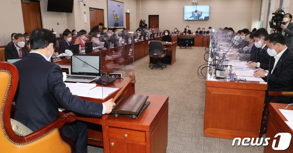 이학영 위원장이 지난 18일 오전 서울 여의도 국회에서 열린 산업통상자원중소벤처기업위원회 전체회의에서 의사봉을 두드리고 있다. /사진=뉴스1