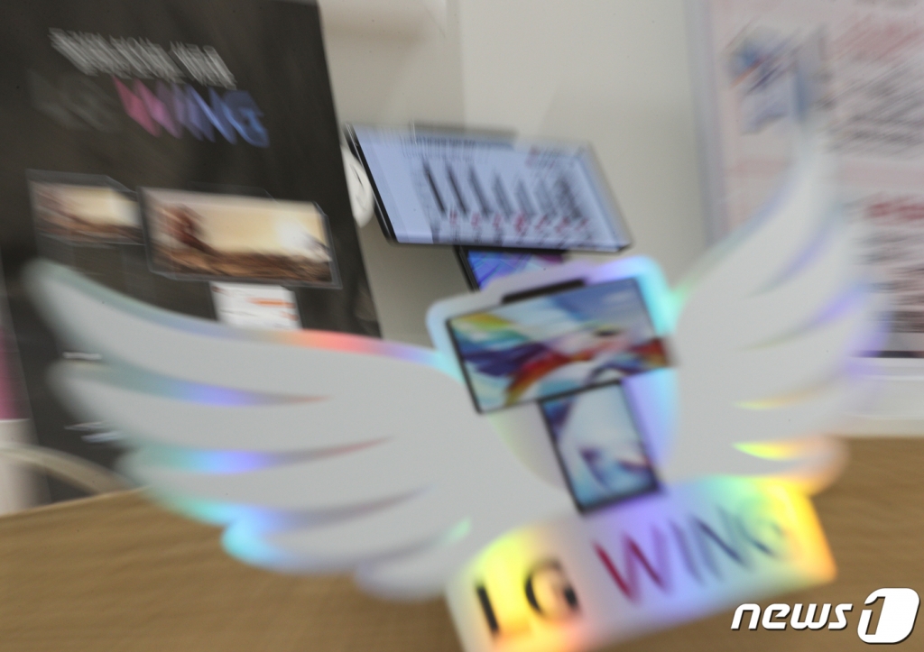 LG전자가 스마트폰 사업을 담당하는 MC(모바일 커뮤니케이션)사업부 중 연구개발부문을 남겨두고 생산부문을 분할해 매각하는 방안을 유력하게 검토하고 있다. 사진은 서울의 한 전자기기 매장에 전시된 LG전자 스마트폰 '윙'의 모습. /사진=뉴스1.