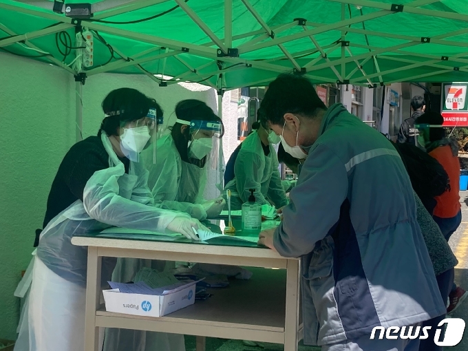 대우조선해양 관련 코로나19 확진자가 늘어나자 방역당국은 22일 경남 거제 대우병원에 선별진료소를 설치하고 노동자 2400여명을 검사받게 했다. 2021.3.22 /뉴스1 © News1 김다솜 기자