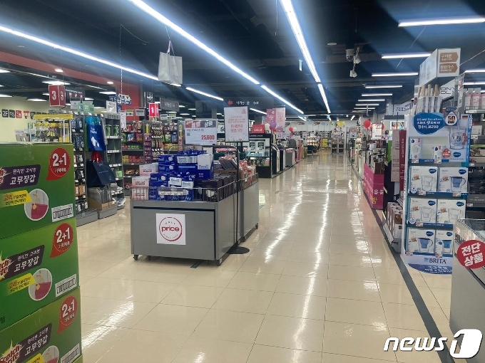 거제 옥포동 소재 대형마트에는 조선소 관련 확진자가 늘어나기 시작한 지난 주말부터 사람들의 발길이 뜸해졌다. 2021.3.22 /뉴스1 © 뉴스1 김다솜 기자