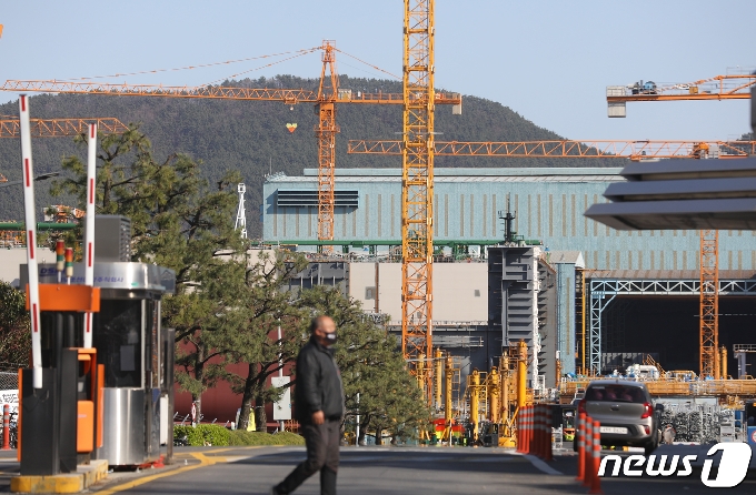 22일 오후 경남 거제시 대우조선해양이 한산한 모습을 보이고 있다. 최근 코로나19 확진자가 무더기로 발생한 대우조선해양은 이날 하루 조업을 중단하고 직원 전수조사에 나섰다. 2021.3.22 /뉴스1 © News1 여주연 기자