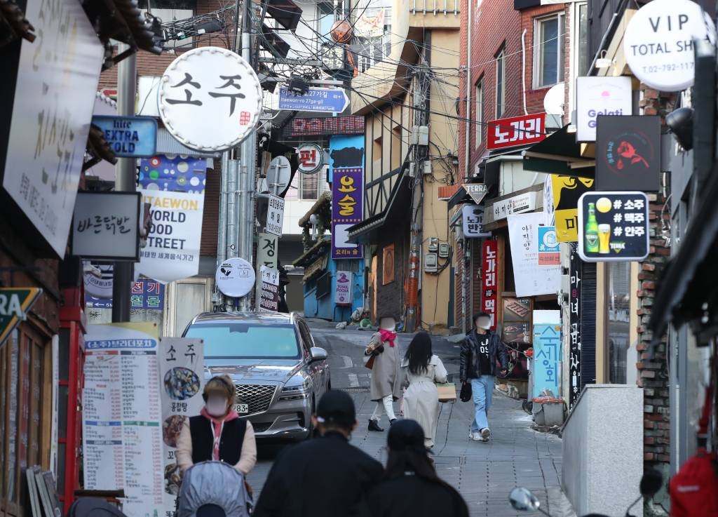 정부가 국무회의를 통해 신종 코로나 바이러스 감염증(코로나19) 직격탄을 맞은 소상공인과 자영업자 등 맞춤형 피해지원 대책이 담긴 2021년도 추가경정예산안을 심의·의결한 이달 2일 오후 서울 용산구 이태원 세계음식거리에서 시민들이 오가고 있다. / 사진제공=뉴시스