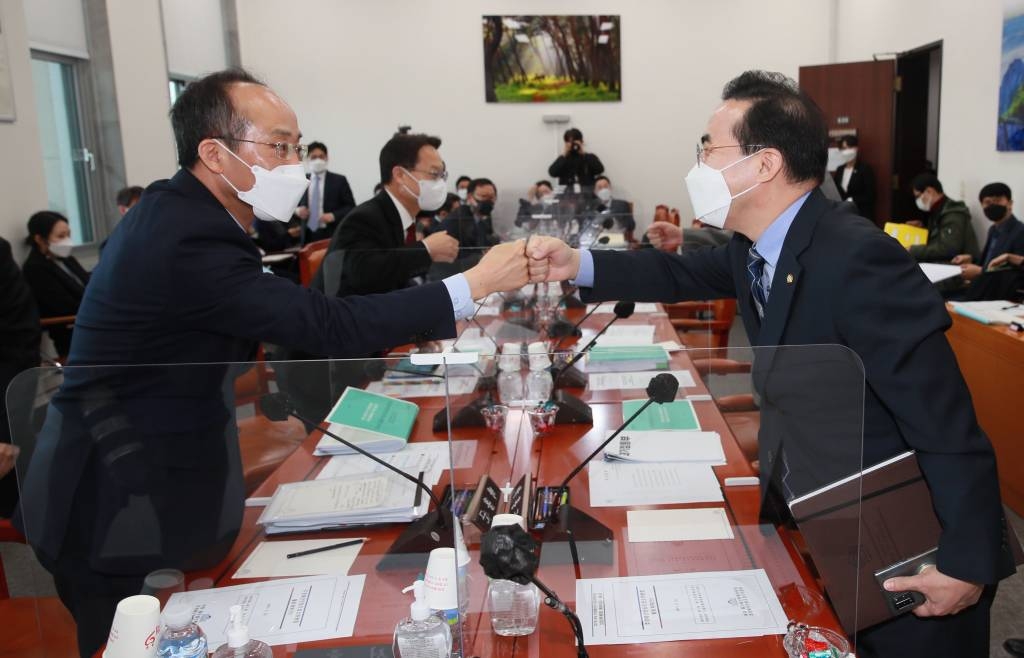 예산결산특별위원회 여당 간사인 박홍근(오른쪽) 더불어민주당 의원과 야당 간사인 추경호 국민의힘 의원이 22일 오전 서울 여의도 국회에서 열린 2021년도 제1회 추경예산안 등 조정소위원회에 참석해 인사하고 있다. / 사진제공=뉴시스