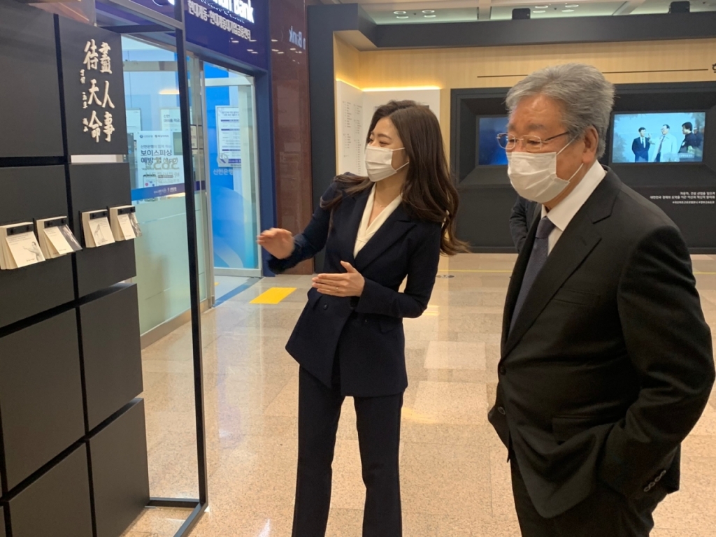 23일 오전 10시쯤 서울 종로구 현대건설 빌딩 1층에서 고(故) 정주영 현대그룹 명예회장의 타계 20주기 사진전을 방문한 탤런트 최불암씨./사진=이강준 기자