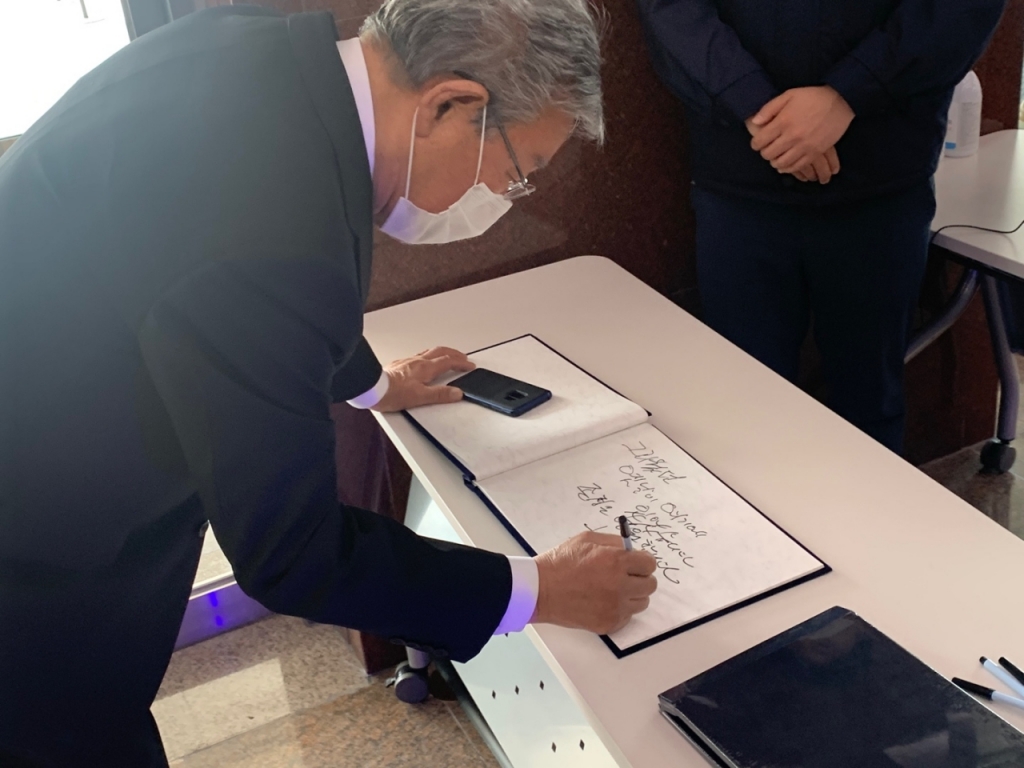 23일 오전 10시쯤 서울 종로구 현대건설 빌딩 1층에서 고(故) 정주영 현대그룹 명예회장의 타계 20주기 사진전을 방문한 탤런트 최불암씨가 방명록을 남기고 있다./사진=이강준 기자