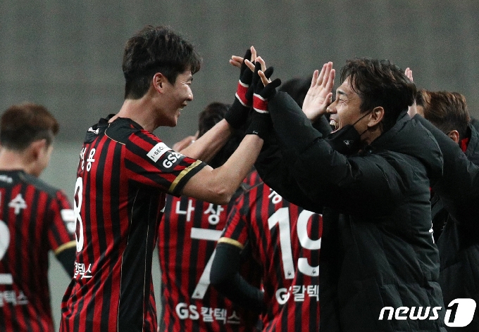 FC서울과 광주FC의 경기에서 역전골을 넣은 서울 기성용이 박주영과 기뻐하고 있다. © News1