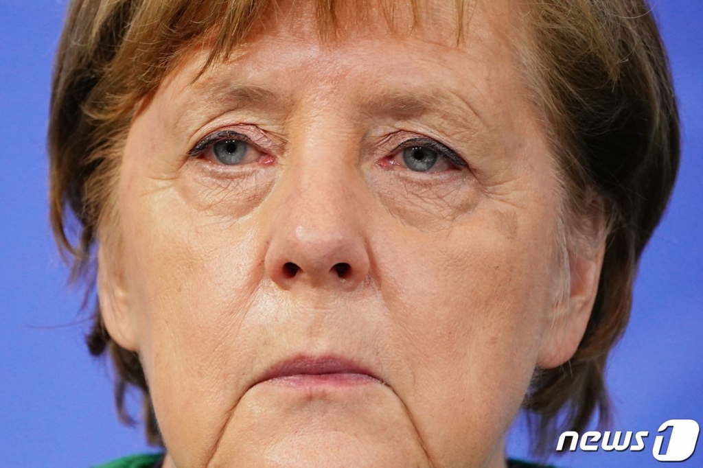 (베를린 AFP=뉴스1) 우동명 기자 = 앙겔라 메르켈 독일 총리가 22일(현지시간) 베를린 총리관저에서 연방정부·16개 주총리와 화상회의를 마치고 가진 기자회견서 코로나19 3차 확산으로 4월 18일까지 봉쇄조치를 다시 연장하는 방안을 추진한다고 밝히고 있다.  ? AFP=뉴스1  