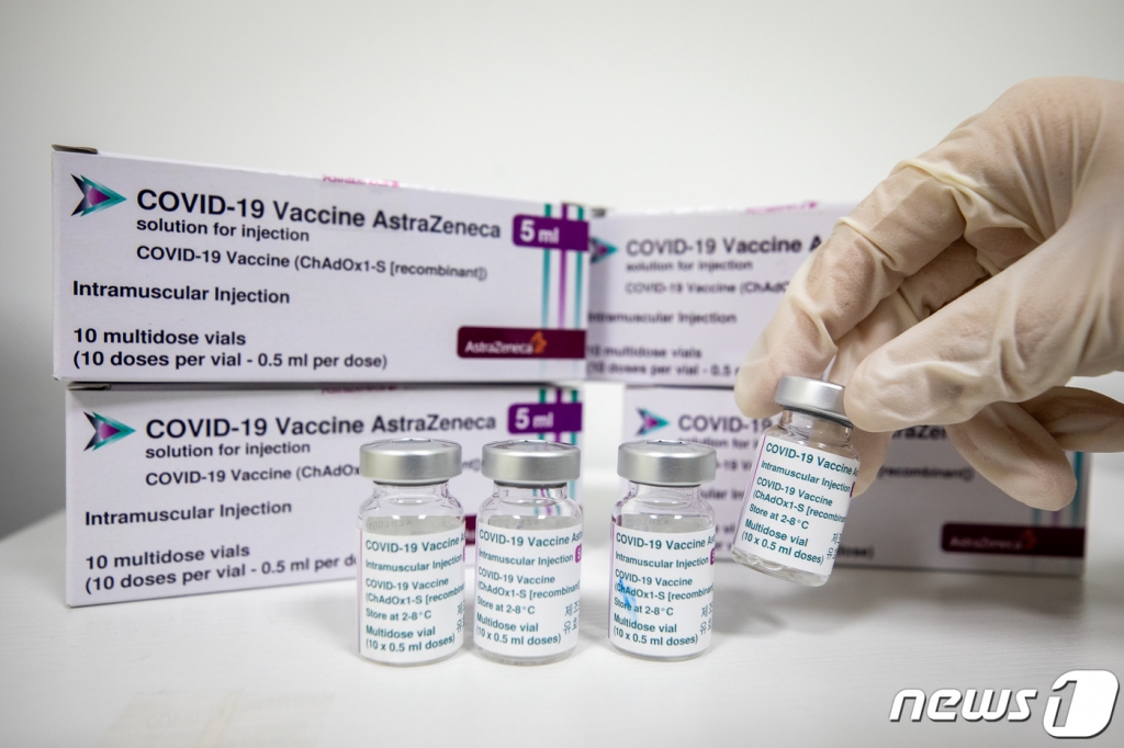 (서울=뉴스1) 유승관 기자 = 11일 서울 중랑구 보건소에서 한 직원이 접종이 끝난 아스트라제네카(AZ) 백신병을 들어보이고 있다.  정부는 AZ 백신 접종 대상자를 만 65세 이상으로 확대하고, 다음주까지 항공승무원 등을 포함한 2분기 예방접종계획을 수립한다. 특히 지난 2~3월 예방접종 시행계획에서 제외된 요양병원·시설의 만 65세 이상 입원·입소자 및 종사자의 AZ 백신 접종은 이달 중 우선 시행할 예정이다. 코로나19 예방접종 대응 추진단에 따르면 이날 0시 기준 코로나19 1차 예방접종자는 5만1100명 증가한 50만635명이다. 이 중 AZ 백신 접종자는 48만7704명, 화이자 백신 접종자는 1만2931명으로 나타났다. 2021.3.11/뉴스1  