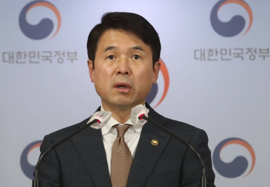  [서울=뉴시스]김명원 기자 = 최창원 '땅투기 의혹' 정부합동조사단장(국무조정실 국무1차장)이 19일 서울 종로구 정부서울청사 합동브리핑실에서 LH관련 정부 합동조사단 2차 조사 결과 브리핑을 하고 있다.  2021.03.19. kmx1105@newsis.com