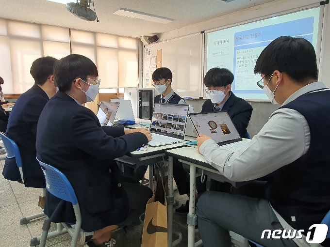 양정고 1학년 8반 학생들이 노트북으로 발표에 필요한 자료를 찾고 있다.2021.3.25/© 뉴스1 노경민 기자