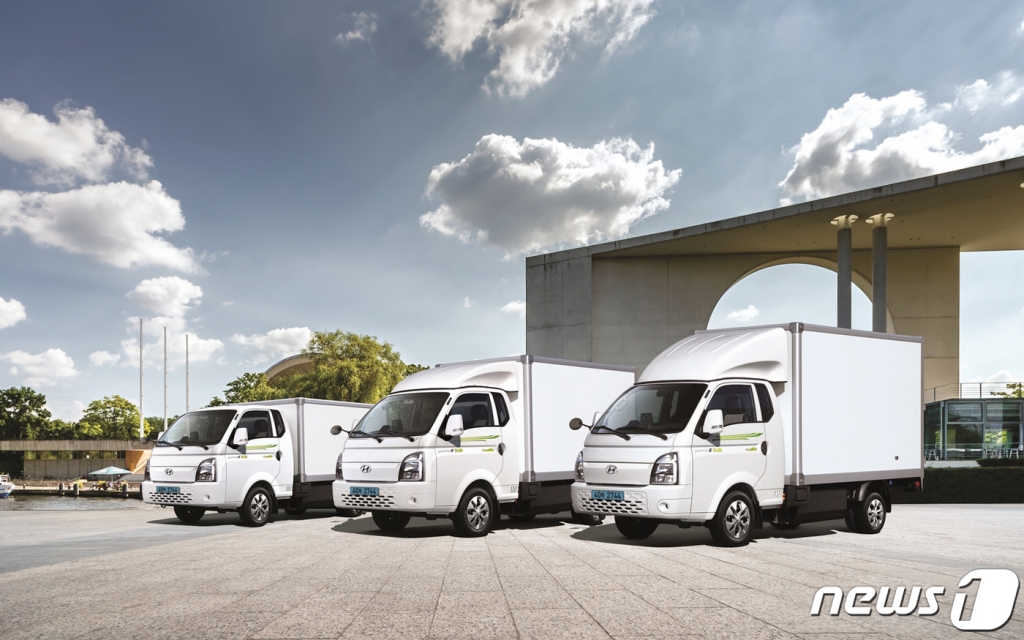 (서울=뉴스1) = 현대차동차가 4일 친환경 소형 트럭 포터 II 일렉트릭 특장차 판매를 시작했다.   포터 II 일렉트릭 특장차 내장탑차(하이/일반/저상), 파워게이트, 윙바디는 지난 2019년 12월 출시한 포터 II 일렉트릭 초장축 슈퍼캡 기반의 특장 모델로 135kW 모터와 58.8kWh 배터리를 탑재했으며 1회 충전 시 177km를 주행할 수 있다.  모든 모델은 기온이 낮은 겨울철 충전시간이 늘어나는 것을 방지하는 배터리 히팅 시스템과 운전선 열선·통풍 시트, 틸트 스티어링휠, 전동접이 아웃사이드 미러 사양이 기본 적용됐다.  사진은 포터 II 일렉트릭 내장탑차(저상, 일반, 하이). (현대차 제공) 2021.2.4/뉴스1  